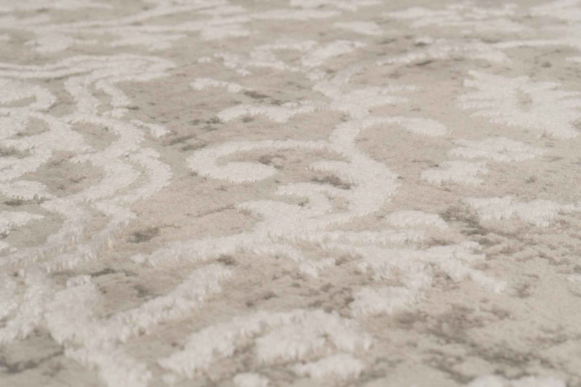 Quartz Traditional Ivory/Beige Distressed Medium Pile Rug