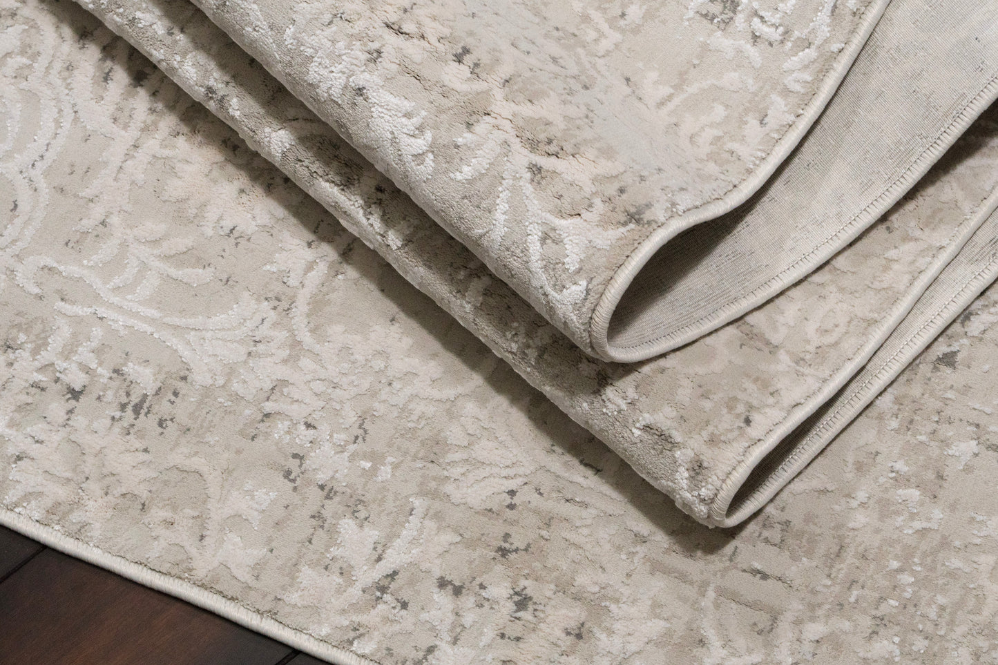 Quartz Traditional Ivory/Beige Distressed Medium Pile Rug