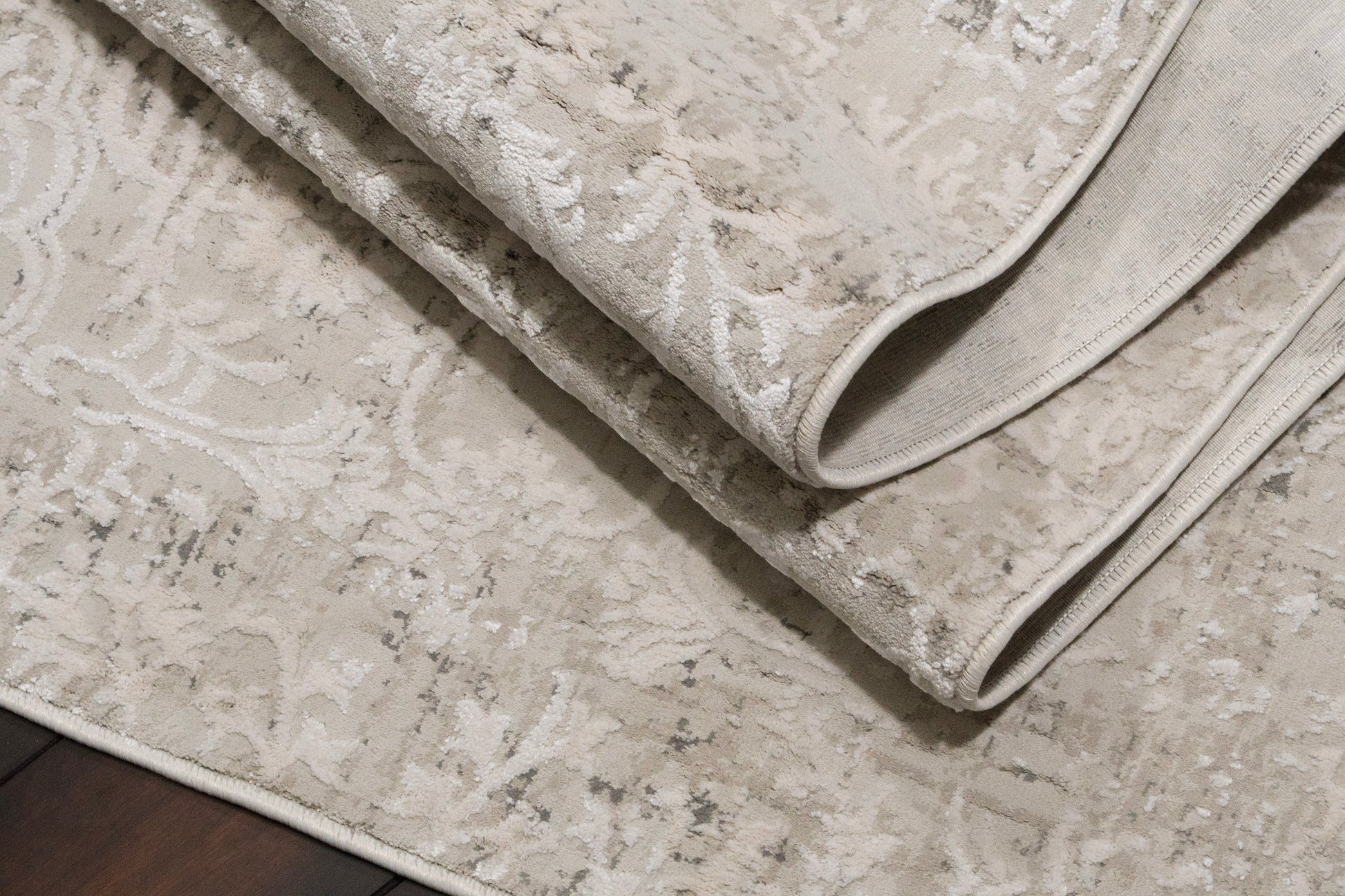Quartz Traditional Ivory/Beige Distressed Medium Pile Rug