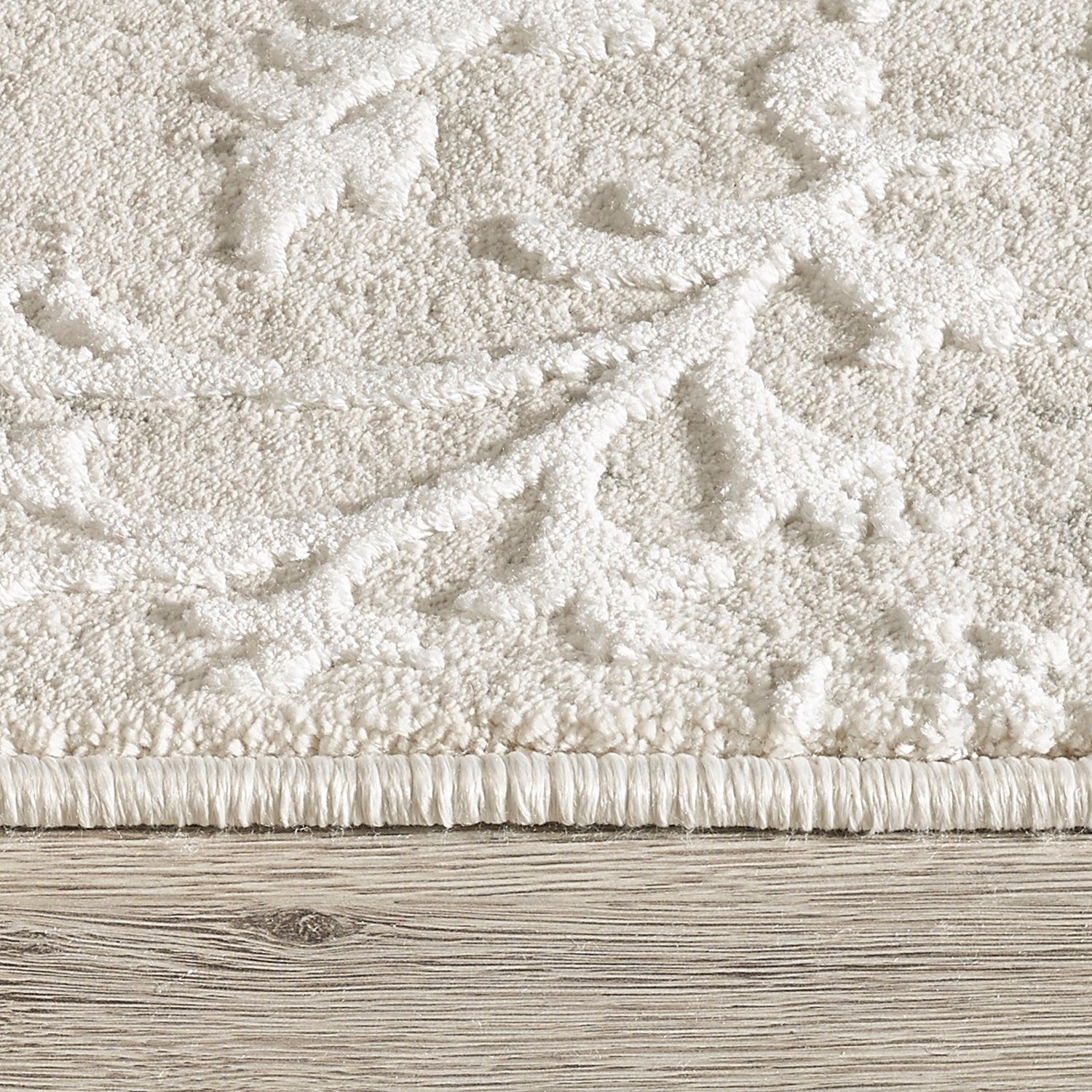 Quartz Traditional Ivory/Beige Distressed Medium Pile Rug
