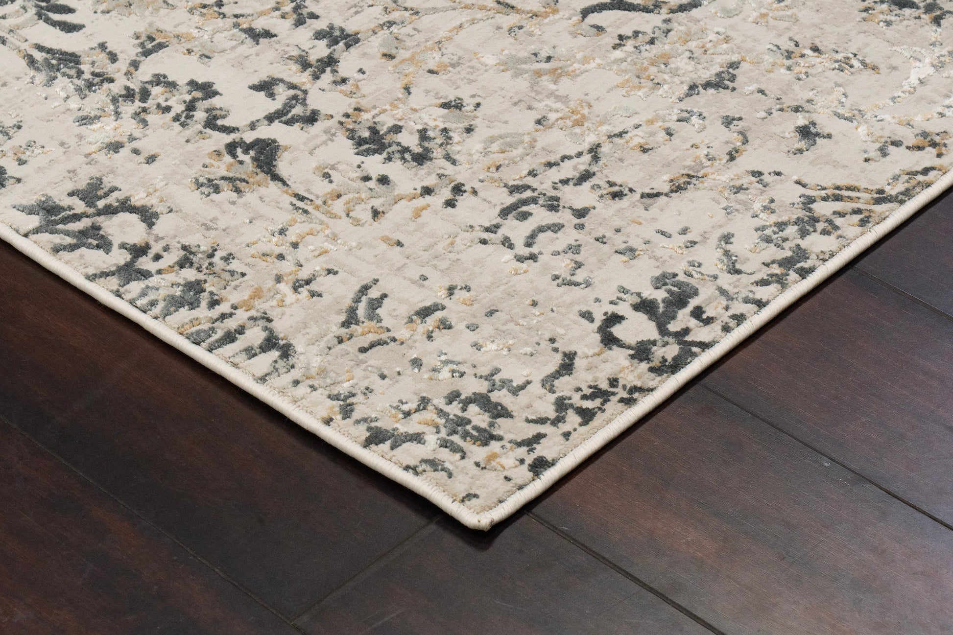 Quartz Traditional Beige Distressed Medium Pile Rug