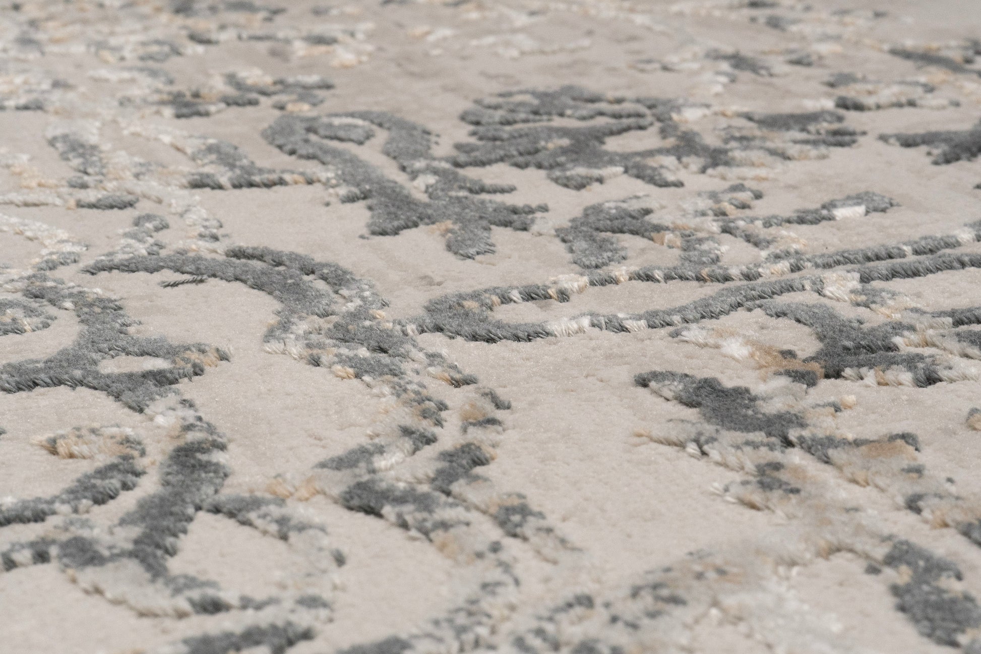 Quartz Traditional Beige Distressed Medium Pile Rug