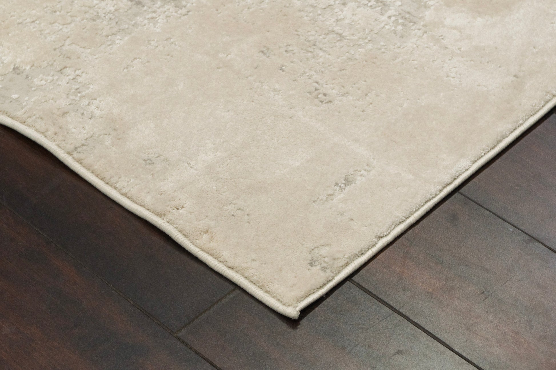 Quartz Traditional Ivory/Beige Distressed Medium Pile Rug