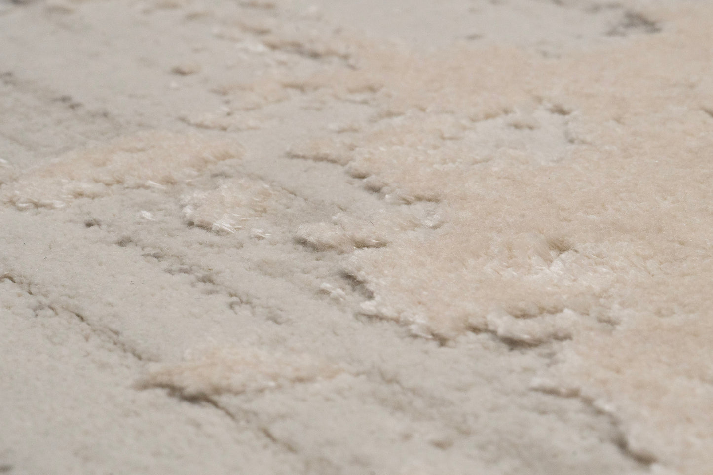 Quartz Traditional Ivory/Beige Distressed Medium Pile Rug