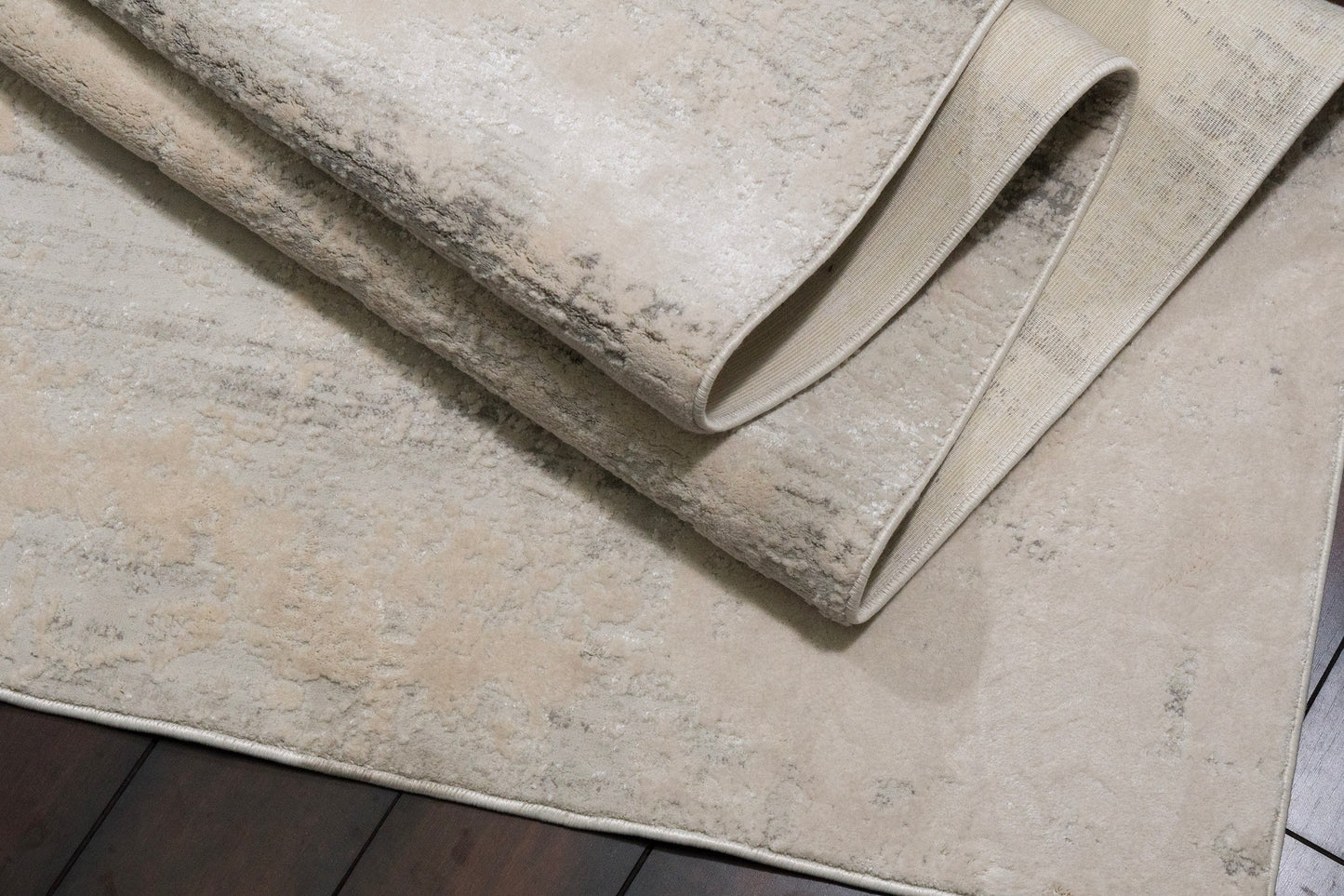 Quartz Traditional Ivory/Beige Distressed Medium Pile Rug