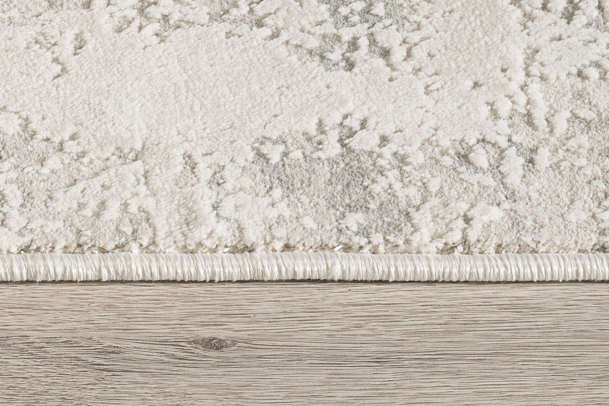 Quartz Traditional Ivory/Beige Distressed Medium Pile Rug