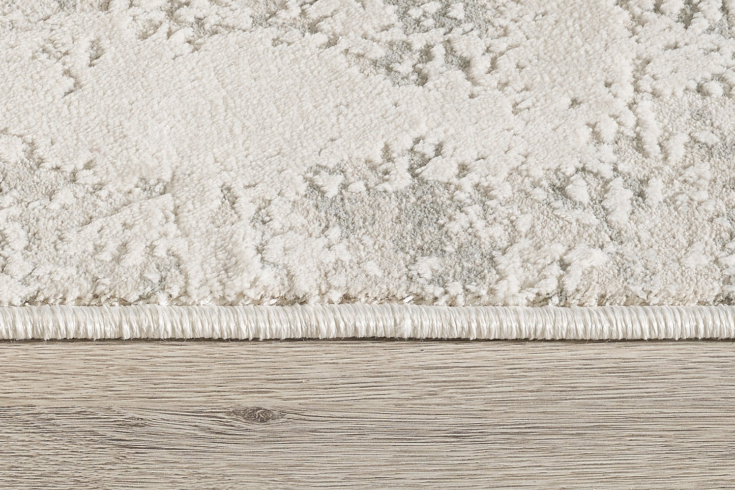 Quartz Traditional Ivory/Beige Distressed Medium Pile Rug