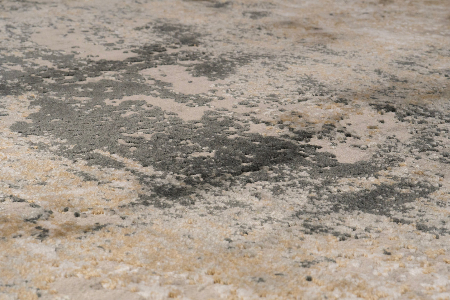 Quartz Traditional Beige/Grey Distressed Medium Pile Rug
