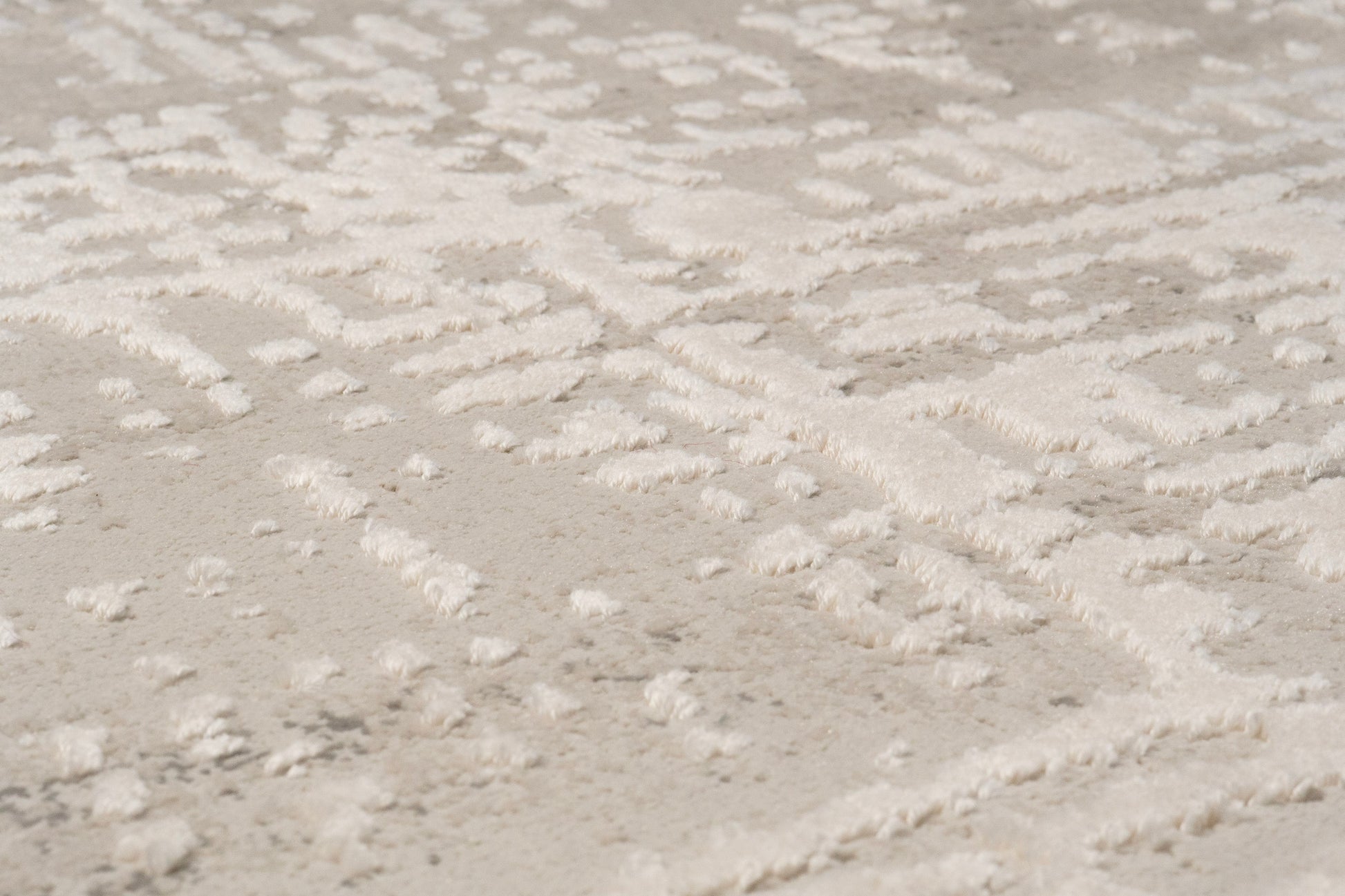 Quartz Traditional Beige Distressed Medium Pile Rug