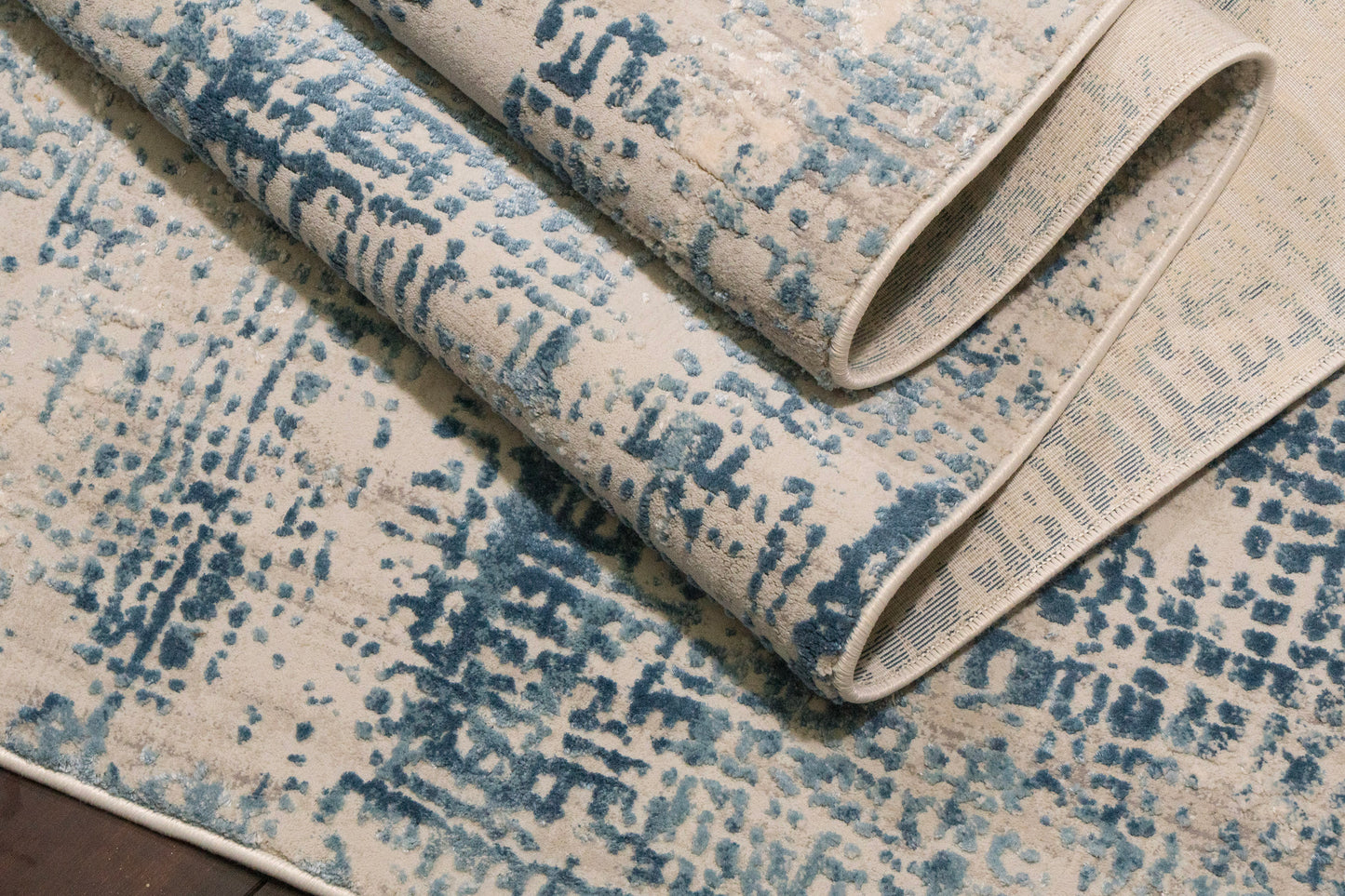 Quartz Traditional Blue Distressed Medium Pile Rug