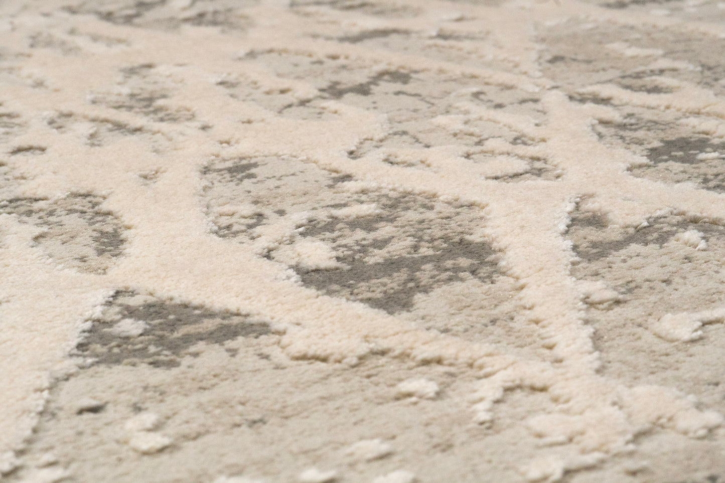 Quartz Traditional Ivory/Silver Distressed Medium Pile Rug