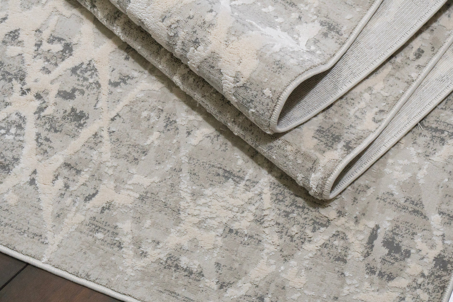 Quartz Traditional Ivory/Silver Distressed Medium Pile Rug