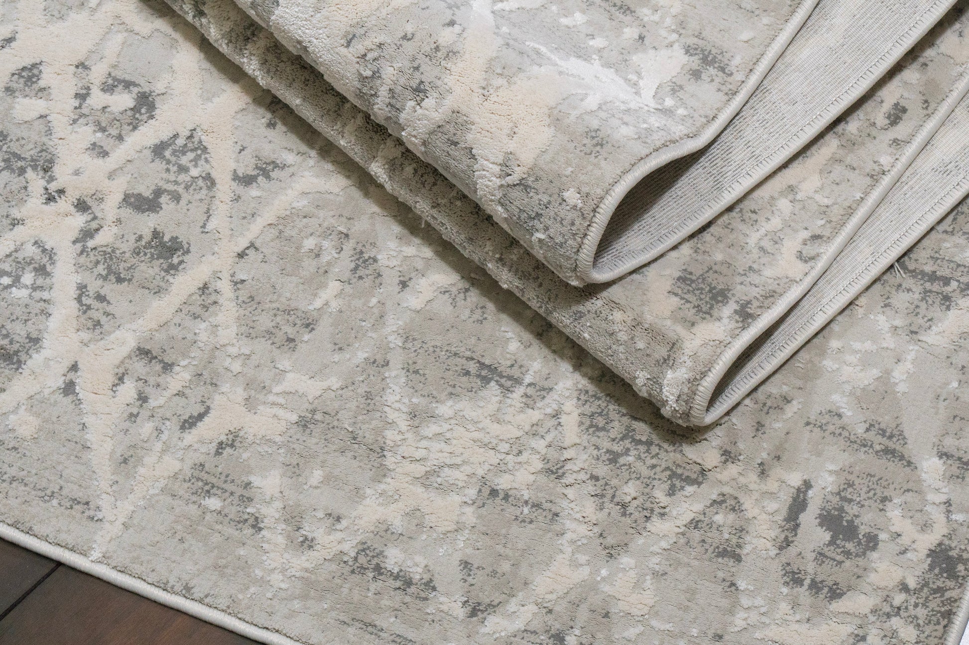 Quartz Traditional Ivory/Silver Distressed Medium Pile Rug