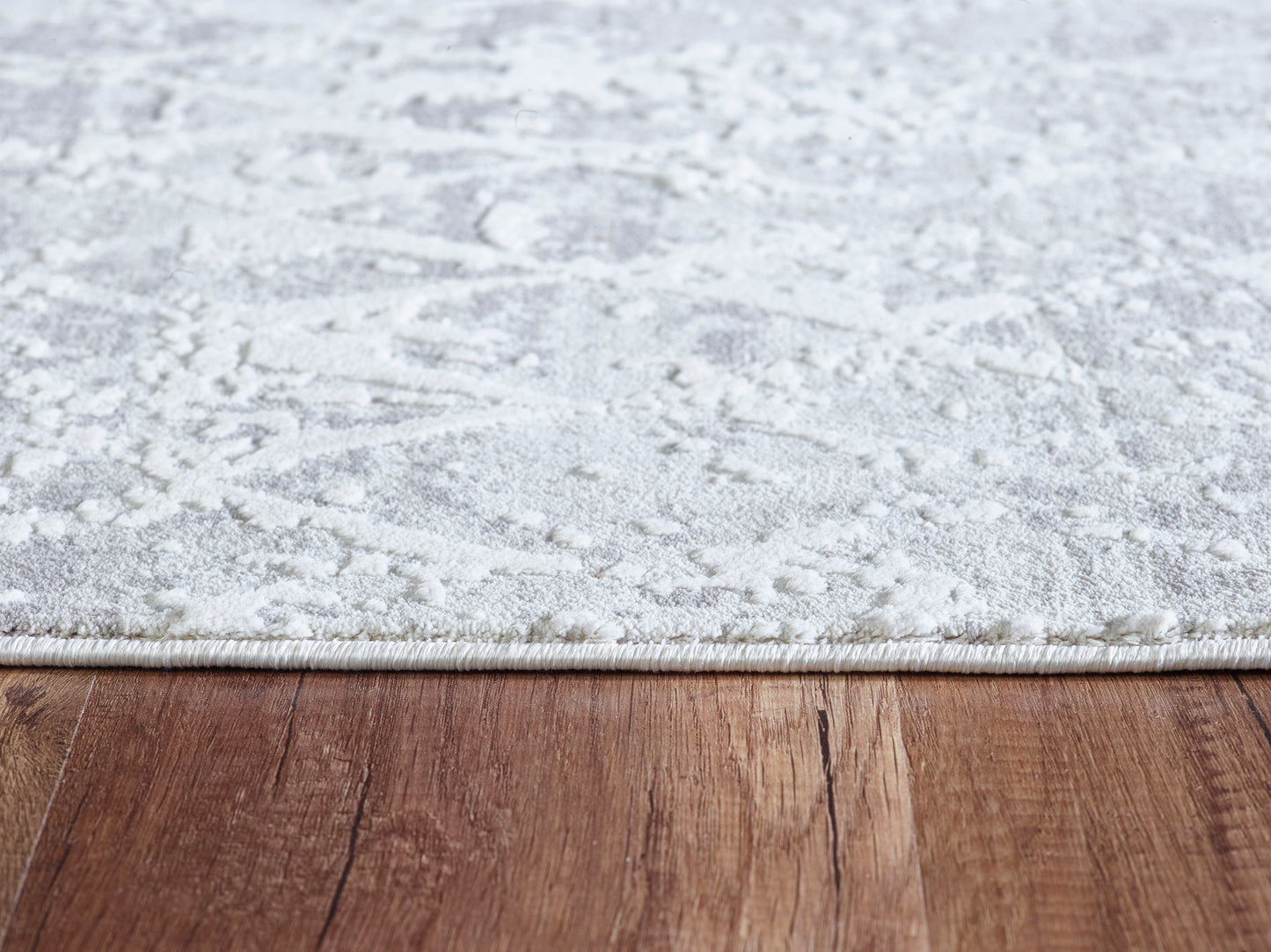 Quartz Traditional Ivory/Silver Distressed Medium Pile Rug