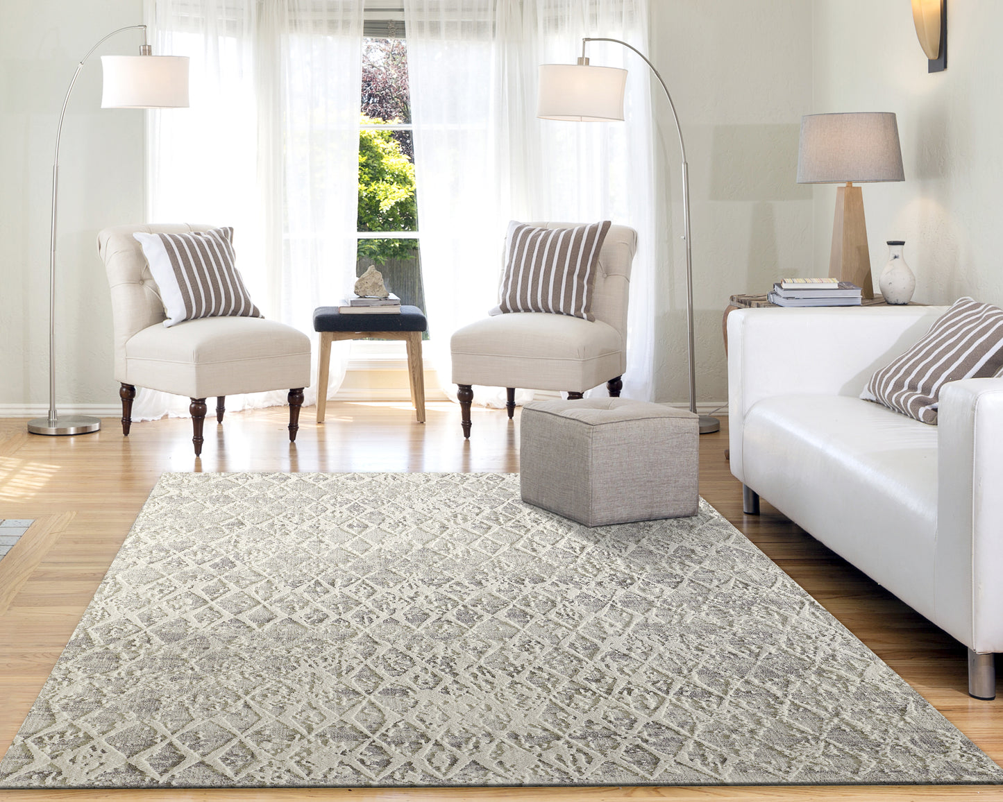 Quartz Traditional Ivory/Silver Distressed Medium Pile Rug