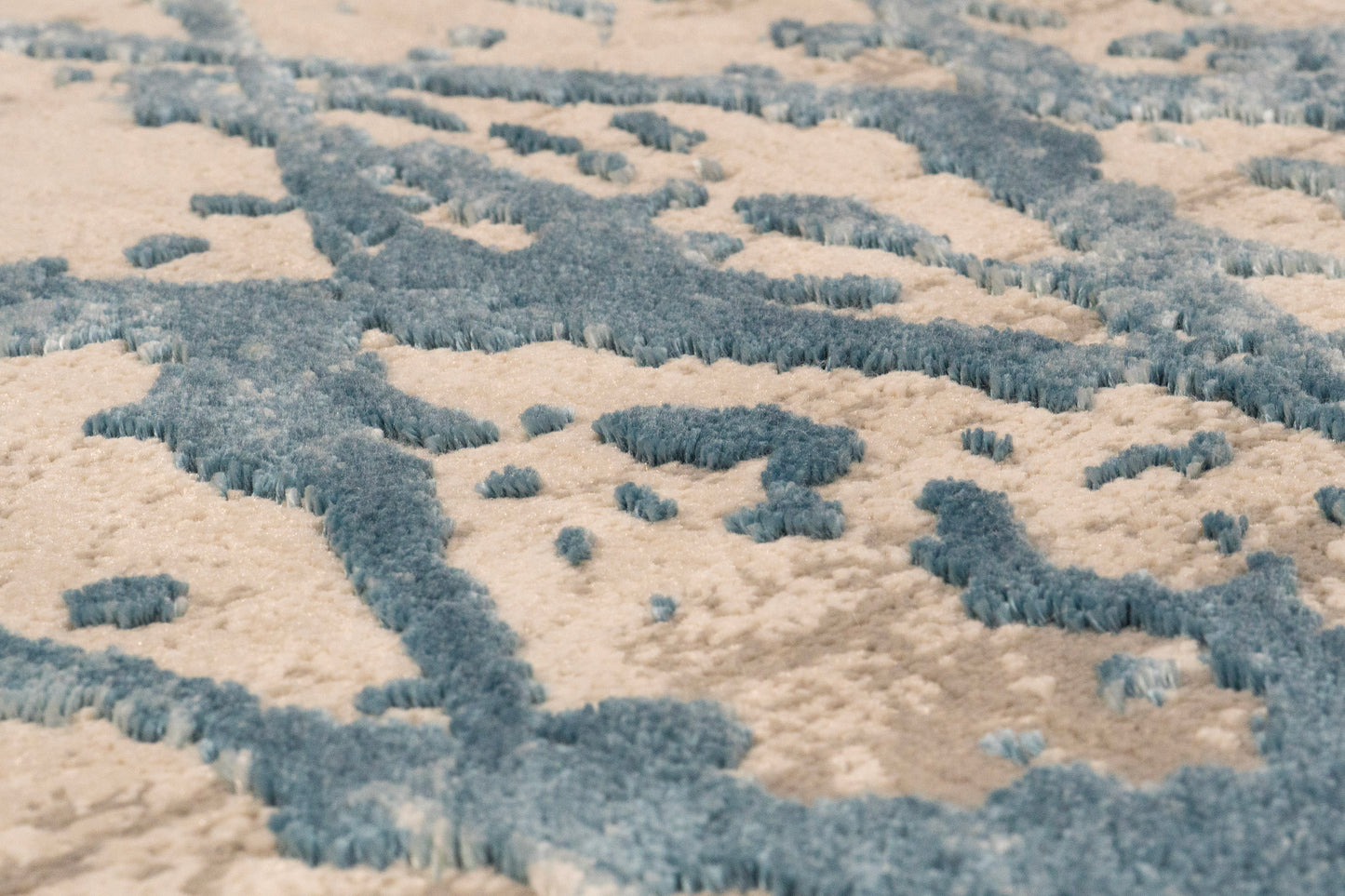 Quartz Traditional Ivory/Blue Distressed Medium Pile Rug