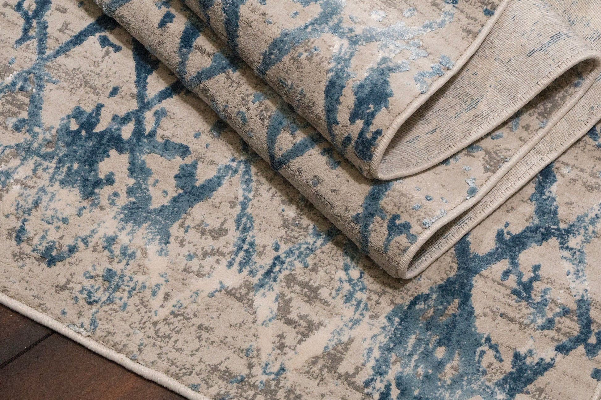 Quartz Traditional Ivory/Blue Distressed Medium Pile Rug