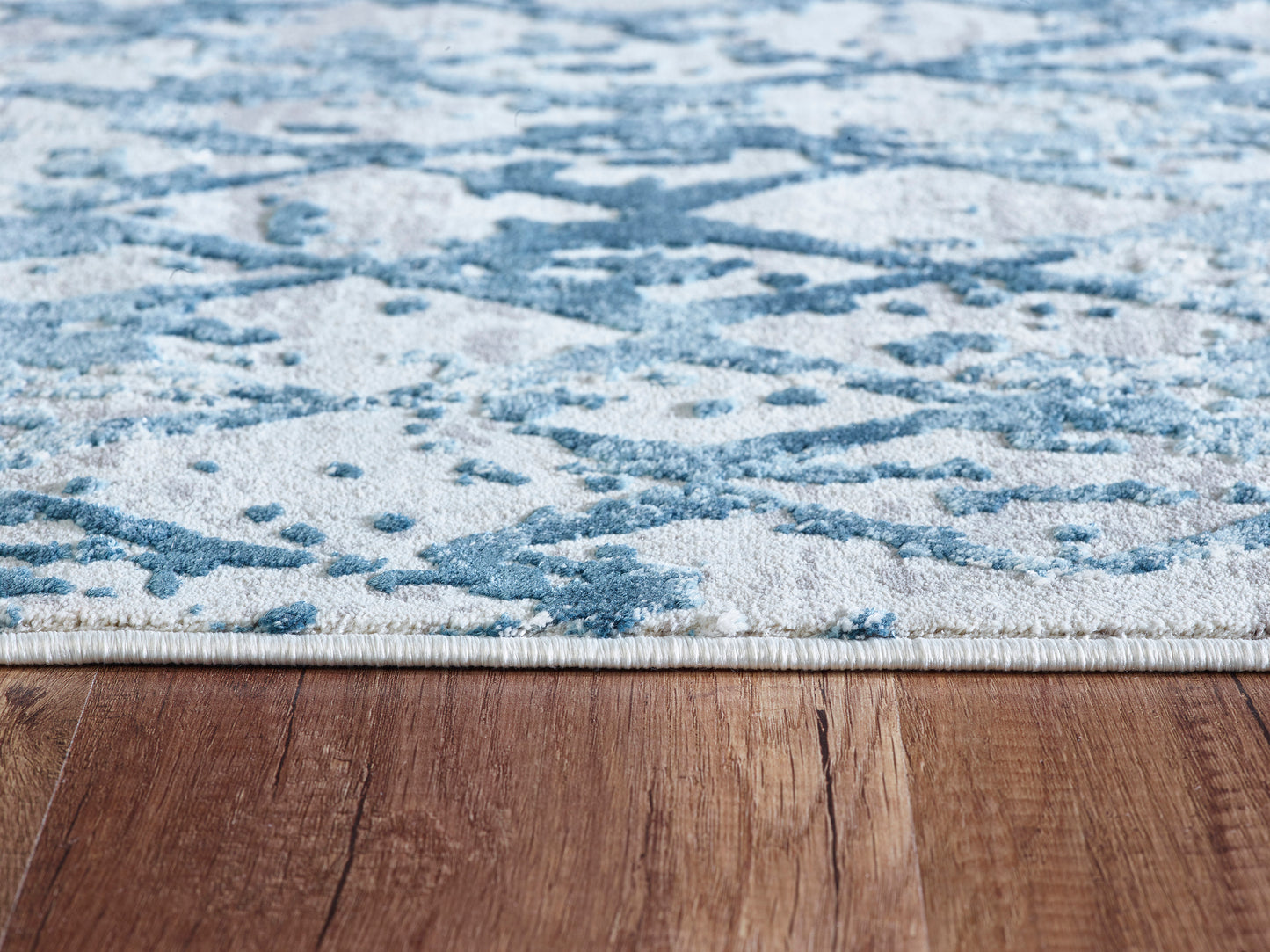 Quartz Traditional Ivory/Blue Distressed Medium Pile Rug