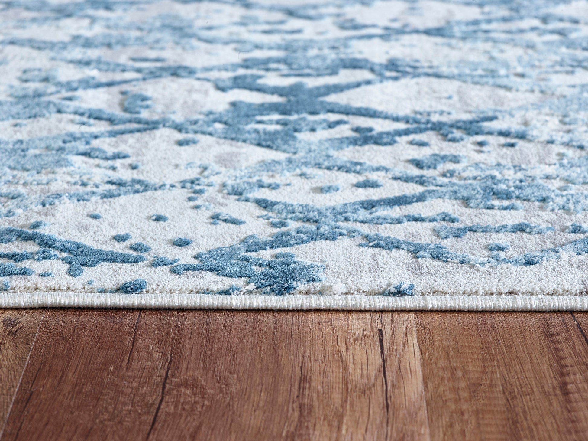 Quartz Traditional Ivory/Blue Distressed Medium Pile Rug