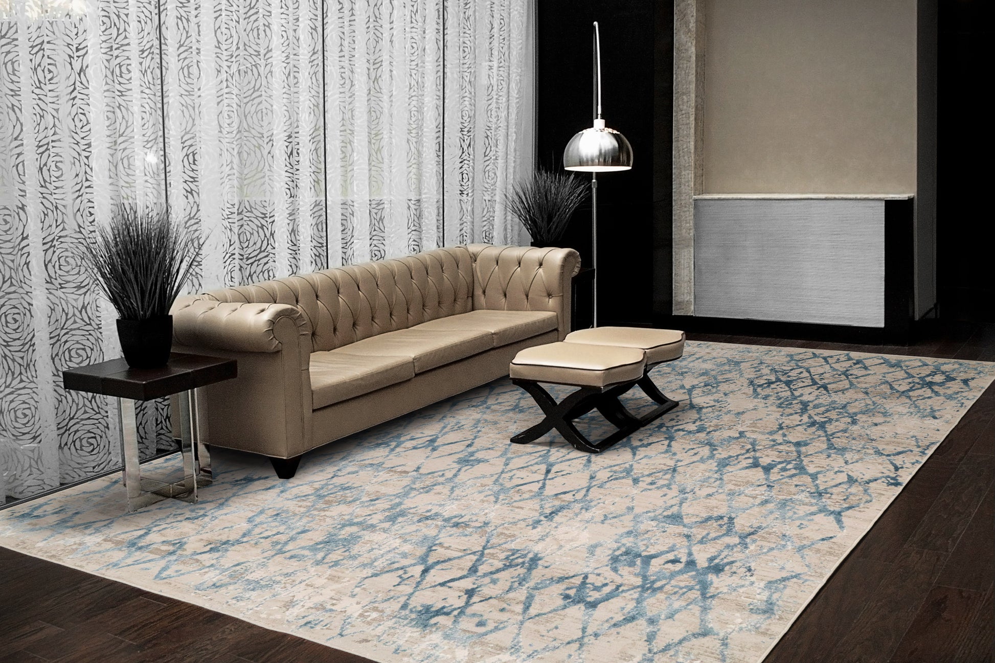 Quartz Traditional Ivory/Blue Distressed Medium Pile Rug