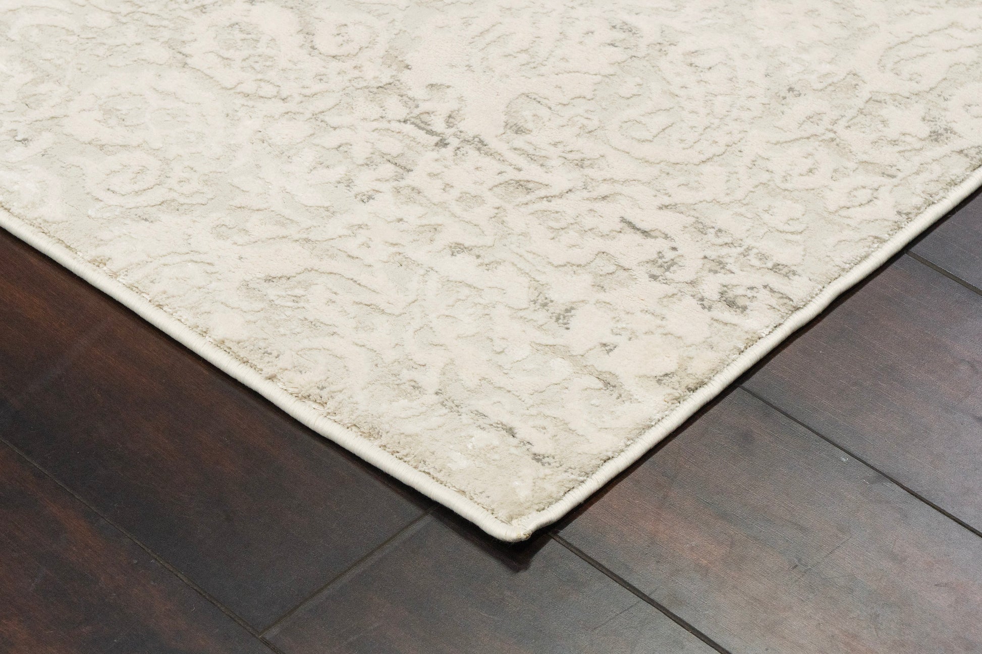 Quartz Traditional Ivory Distressed Medium Pile Rug