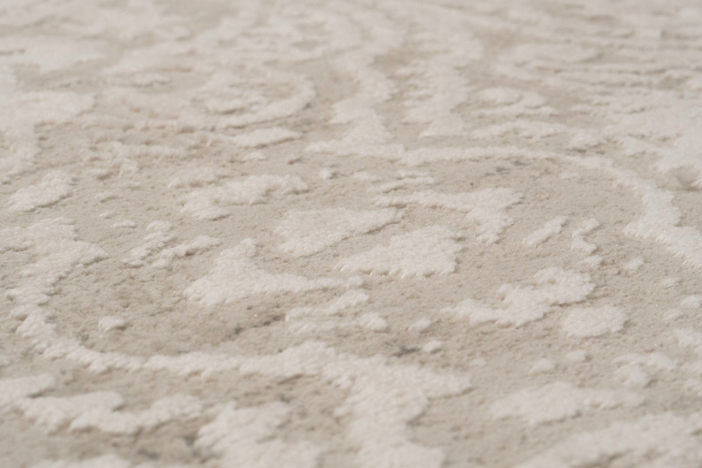 Quartz Traditional Ivory Distressed Medium Pile Rug