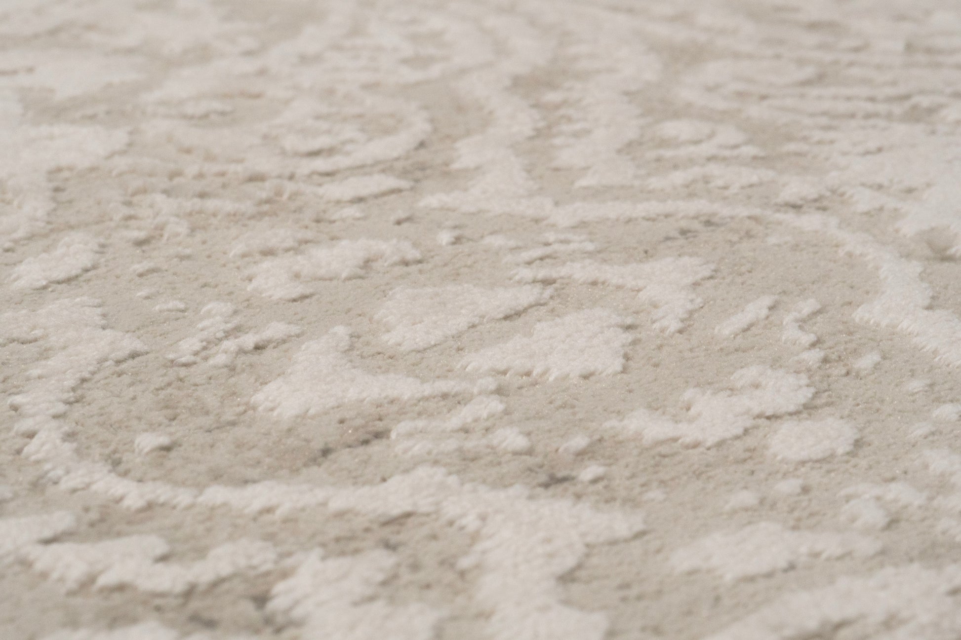 Quartz Traditional Ivory Distressed Medium Pile Rug