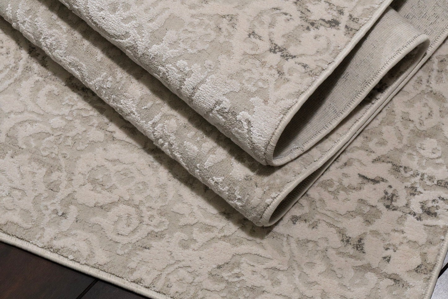 Quartz Traditional Ivory Distressed Medium Pile Rug