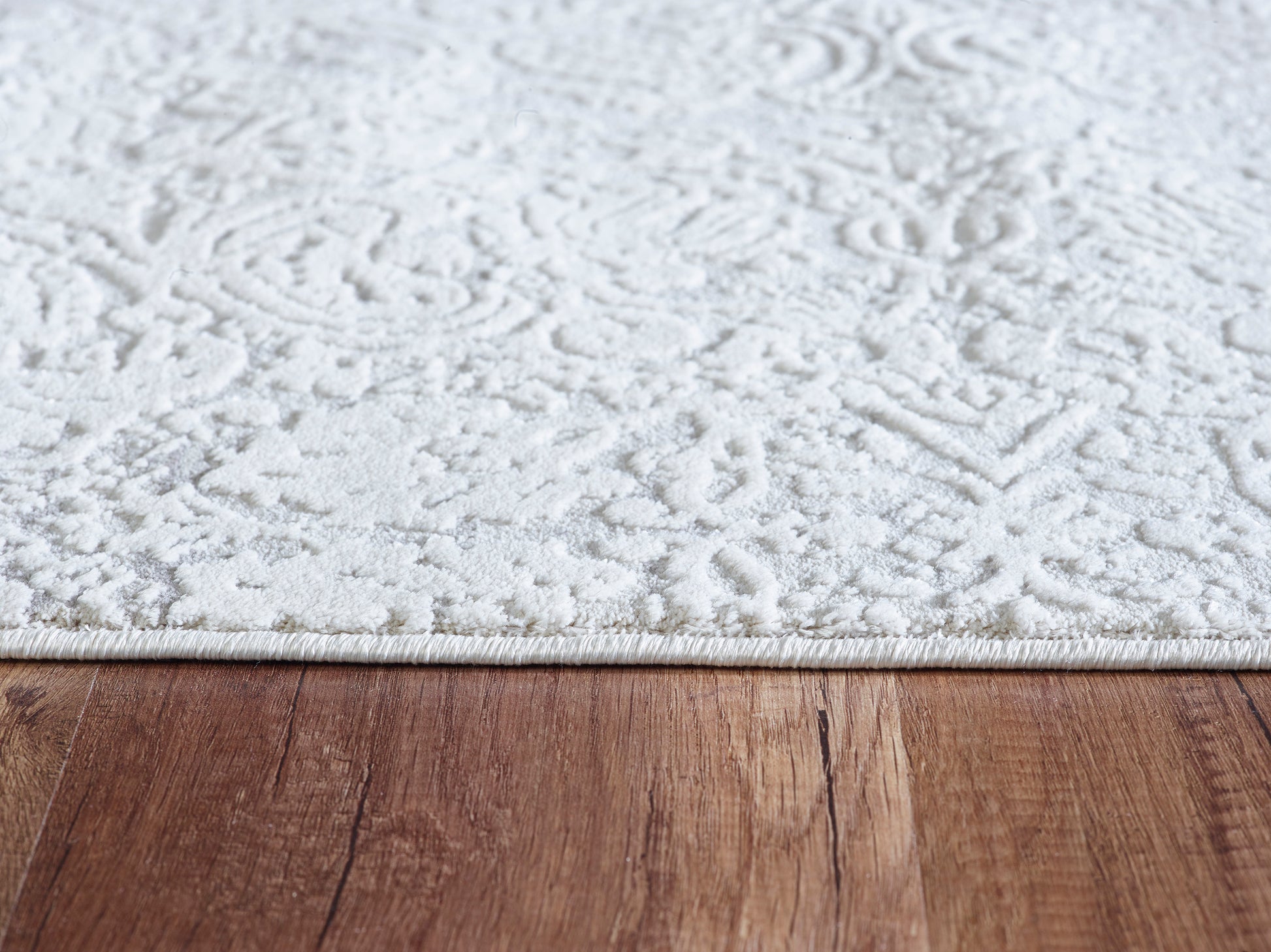 Quartz Traditional Ivory Distressed Medium Pile Rug