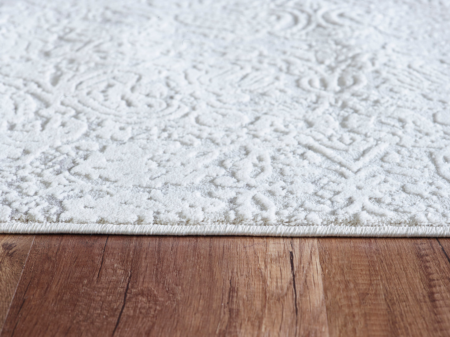 Quartz Traditional Ivory Distressed Medium Pile Rug