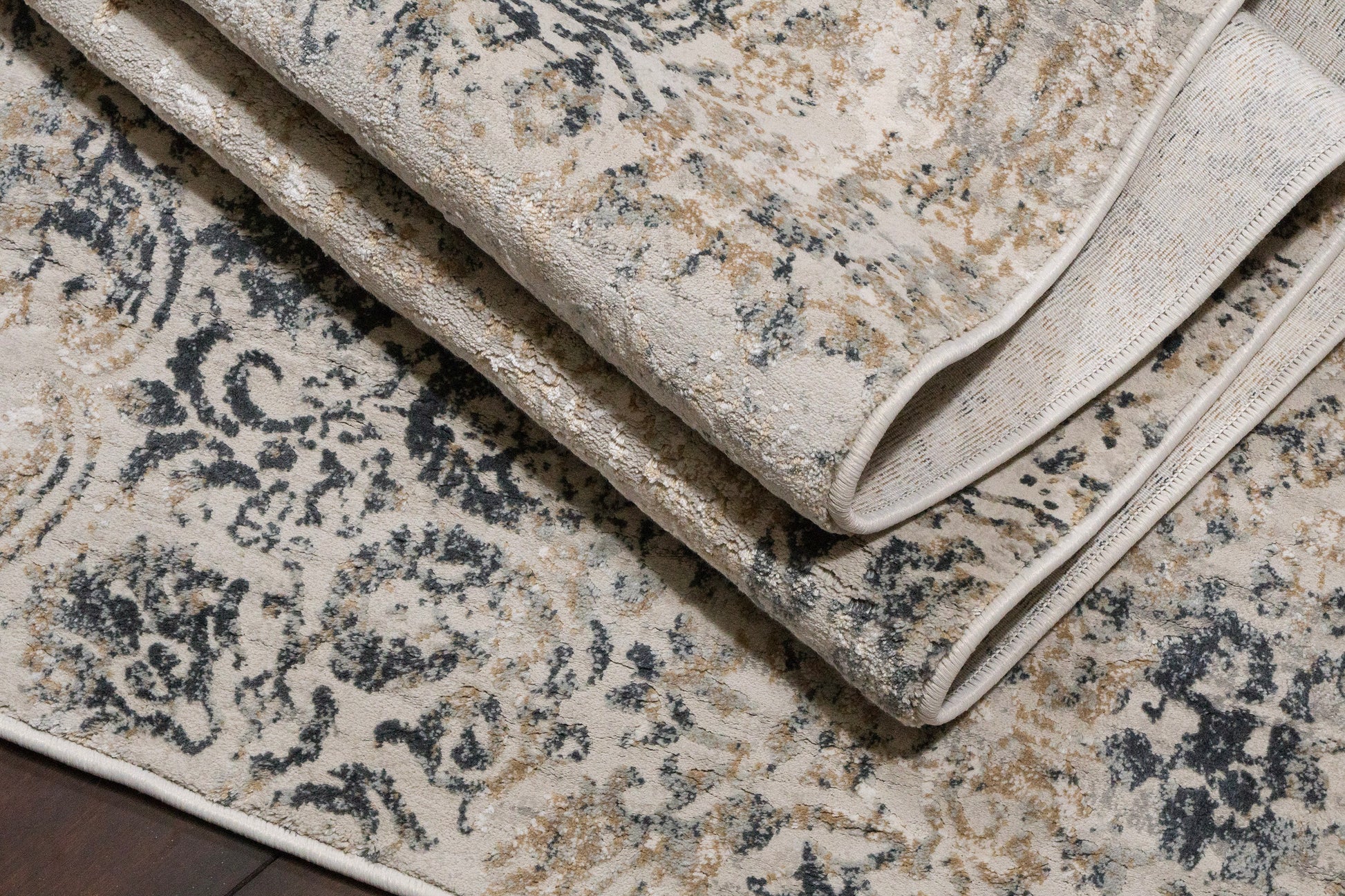 Quartz Traditional Light Beige/Grey Distressed Medium Pile Rug