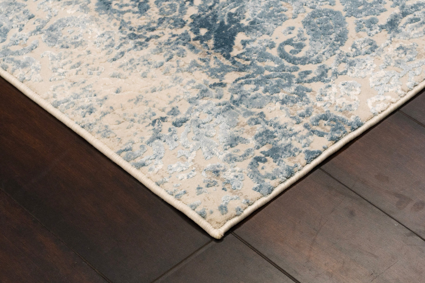Quartz Traditional Ivory/Blue Distressed Medium Pile Rug