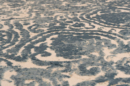 Quartz Traditional Ivory/Blue Distressed Medium Pile Rug