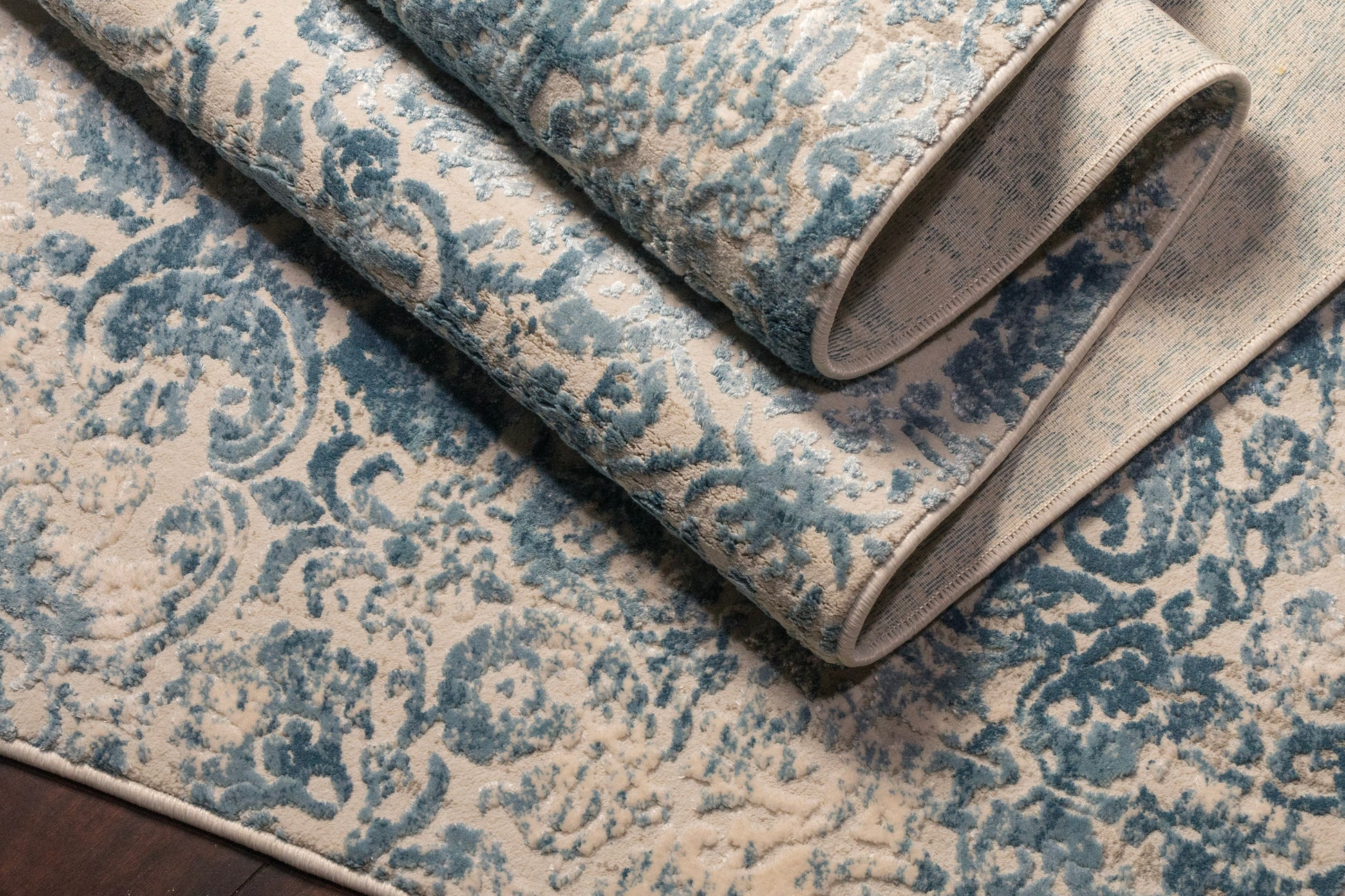 Quartz Traditional Ivory/Blue Distressed Medium Pile Rug
