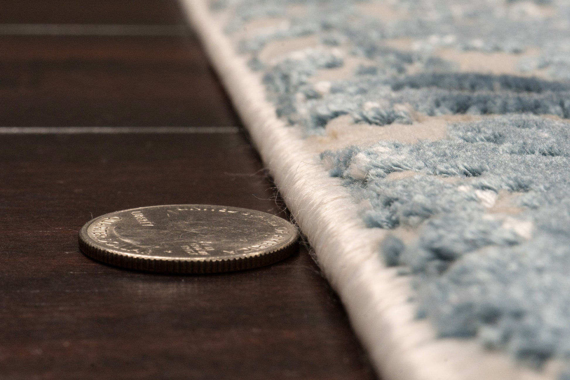 Quartz Traditional Ivory/Blue Distressed Medium Pile Rug