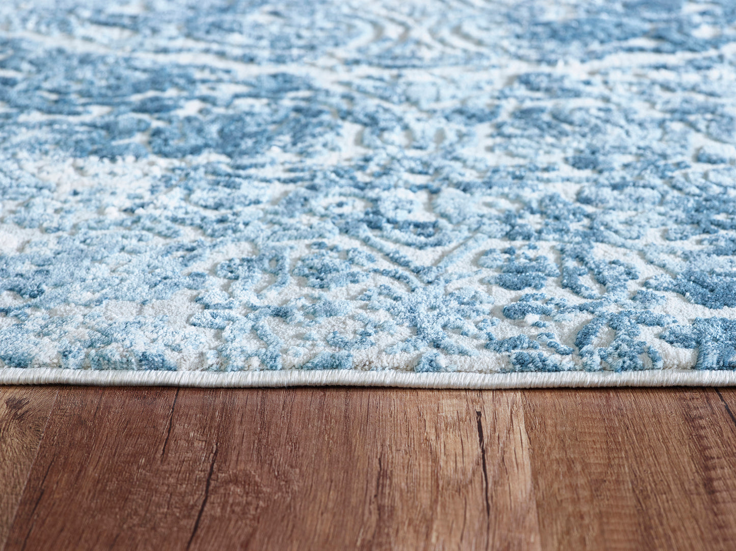 Quartz Traditional Ivory/Blue Distressed Medium Pile Rug