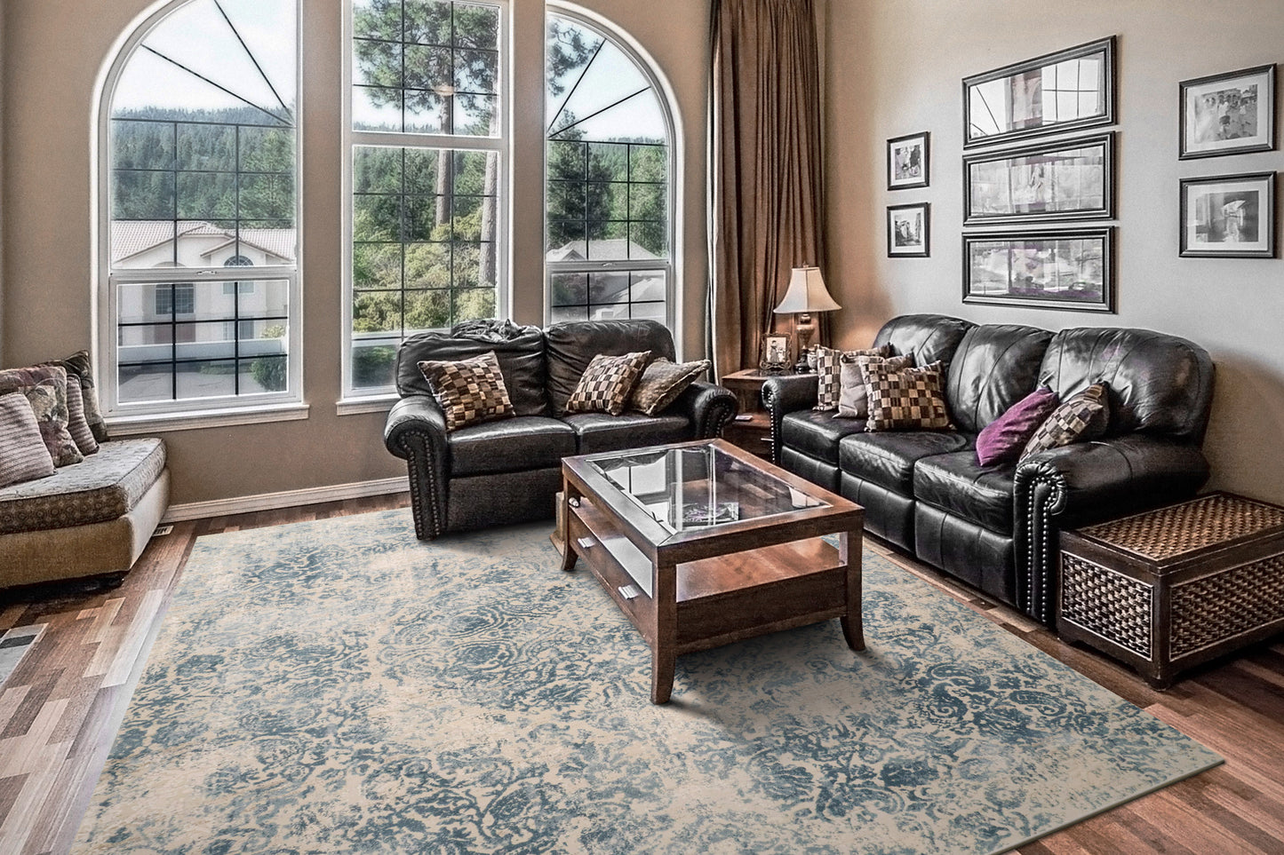 Quartz Traditional Ivory/Blue Distressed Medium Pile Rug