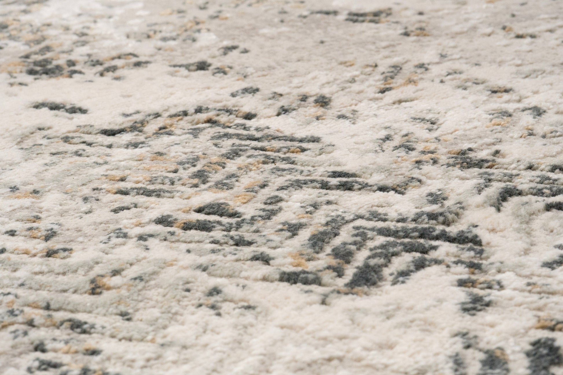 Quartz Transitional Ivory/Grey Distressed Medium Pile Rug