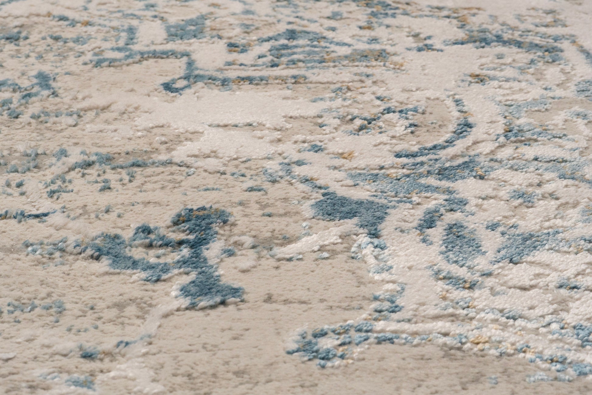 Quartz Transitional Ivory/Multi Distressed Medium Pile Rug