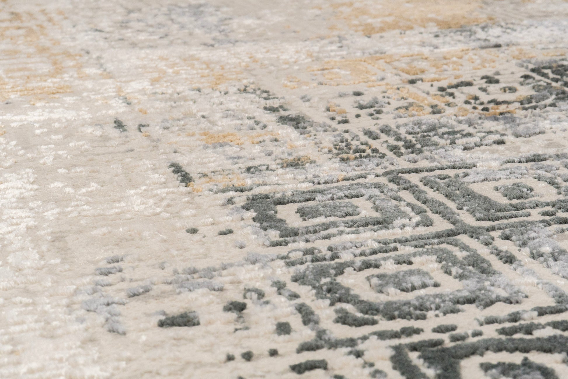 Quartz Transitional Ivory/Slate Distressed Medium Pile Rug