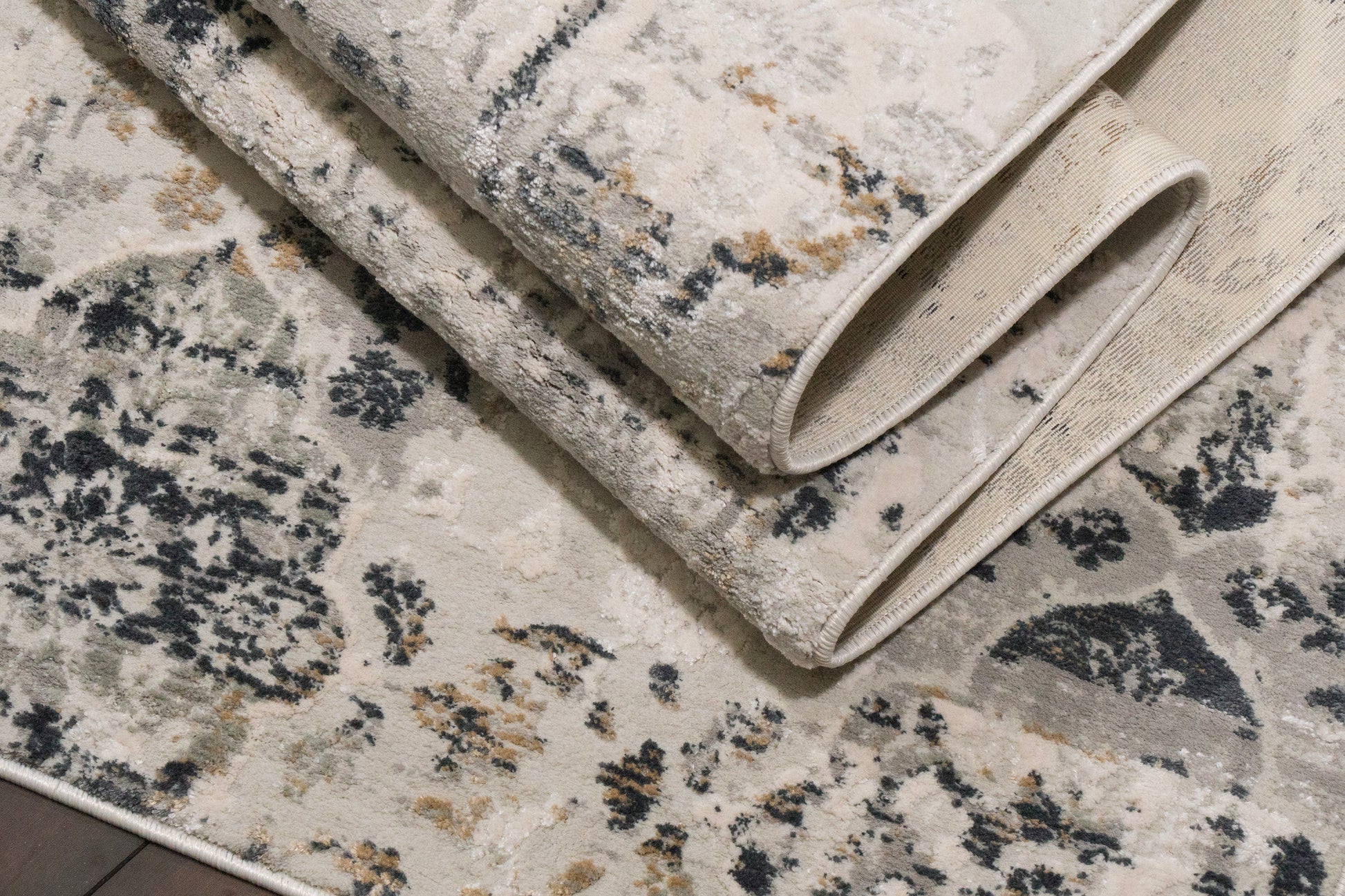 Quartz Transitional Ivory/Grey Distressed Medium Pile Rug