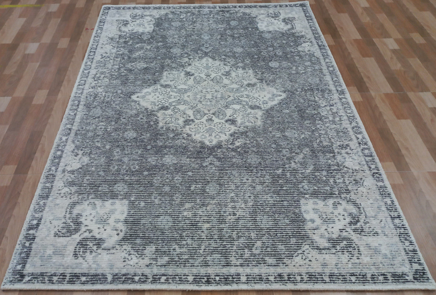 Stefano Traditional Ivory/Grey Medallion Medium Pile Rug