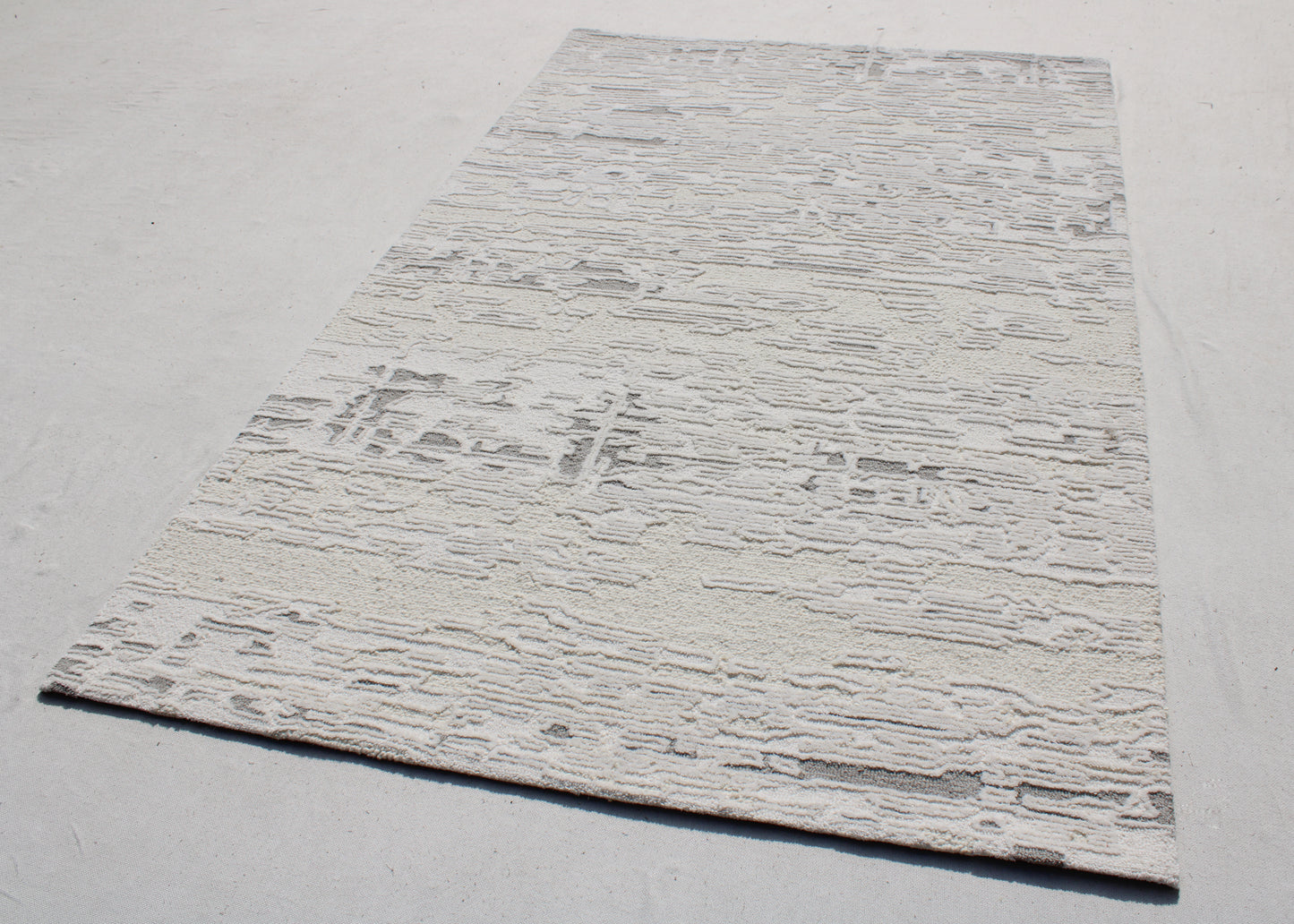 Trono Modern Ivory/Silver Abstract High-Low Rug