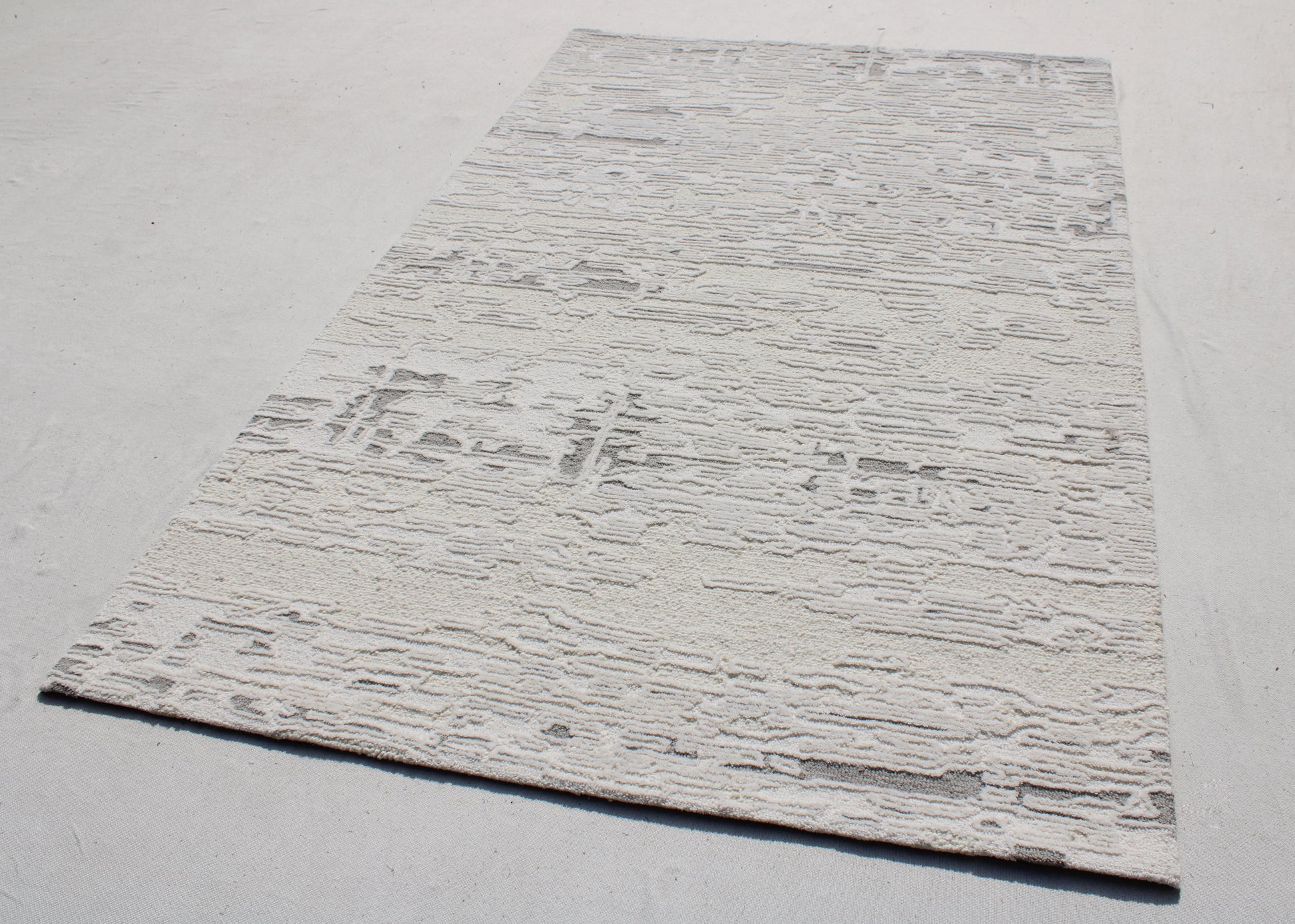 Trono Modern Ivory/Silver Abstract High-Low Rug