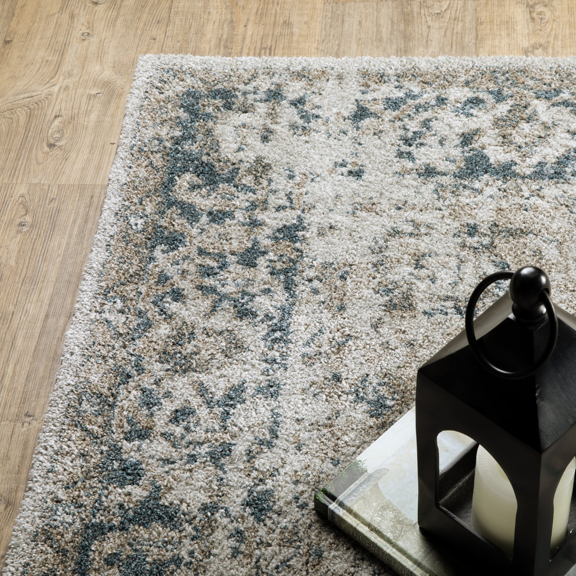 Alton Distressed Beige/ Blue Medallion Cut Pile Rug