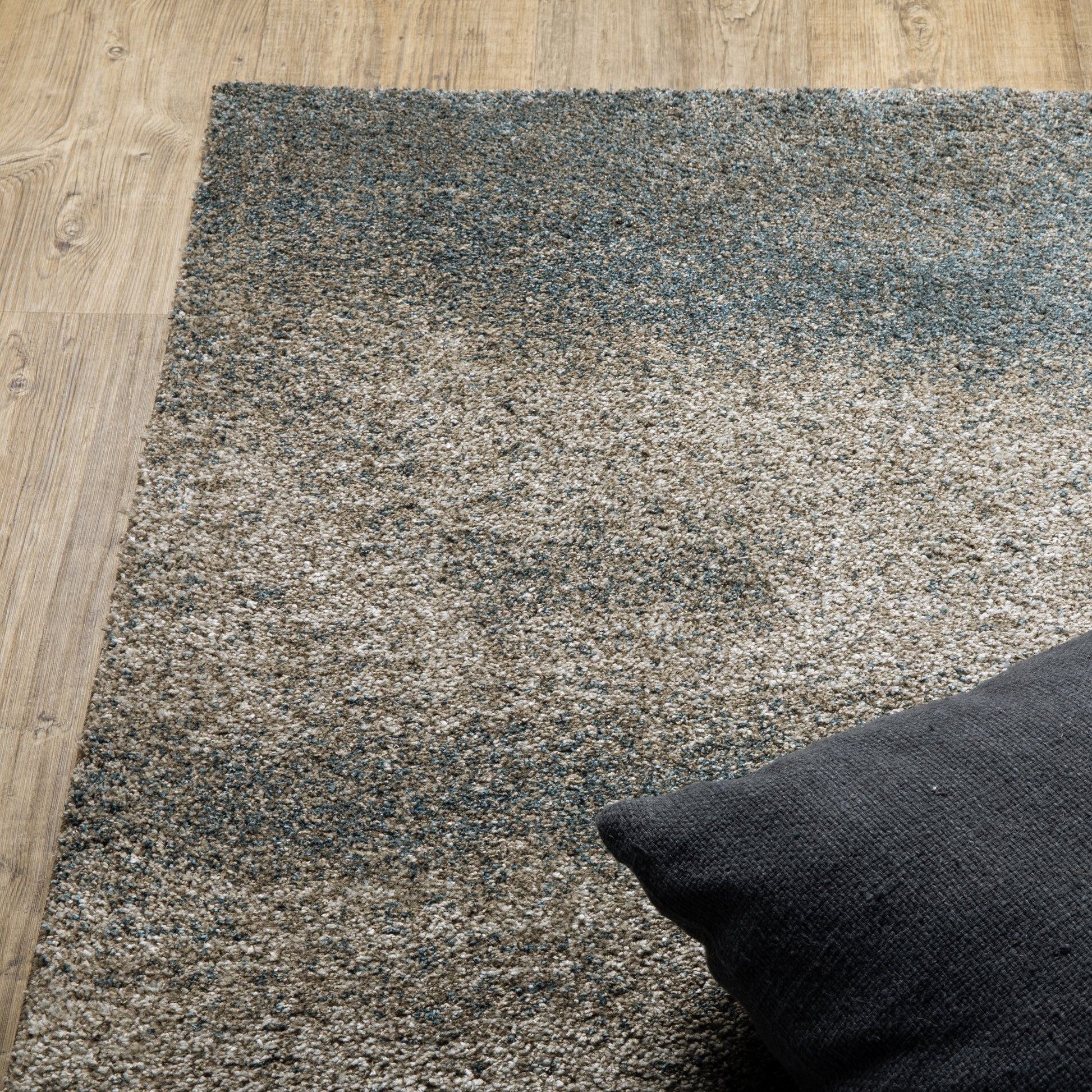 Alton Distressed Beige/ Blue Abstract Cut Pile Rug