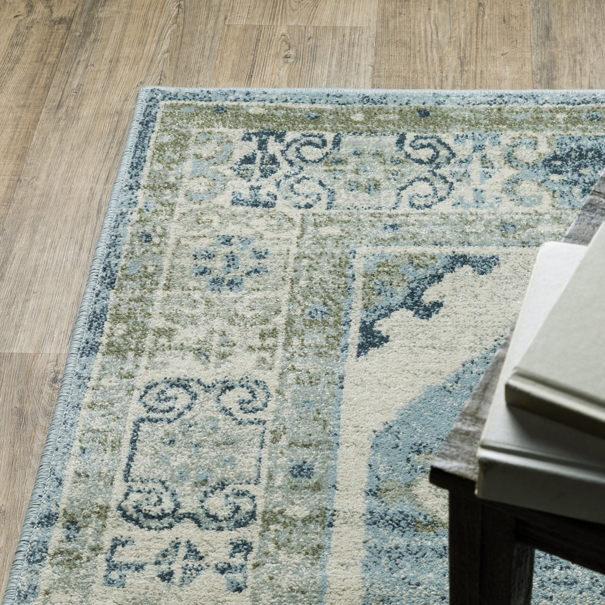 Branson Medallion Blue/ Beige Distressed Cut Pile Rug