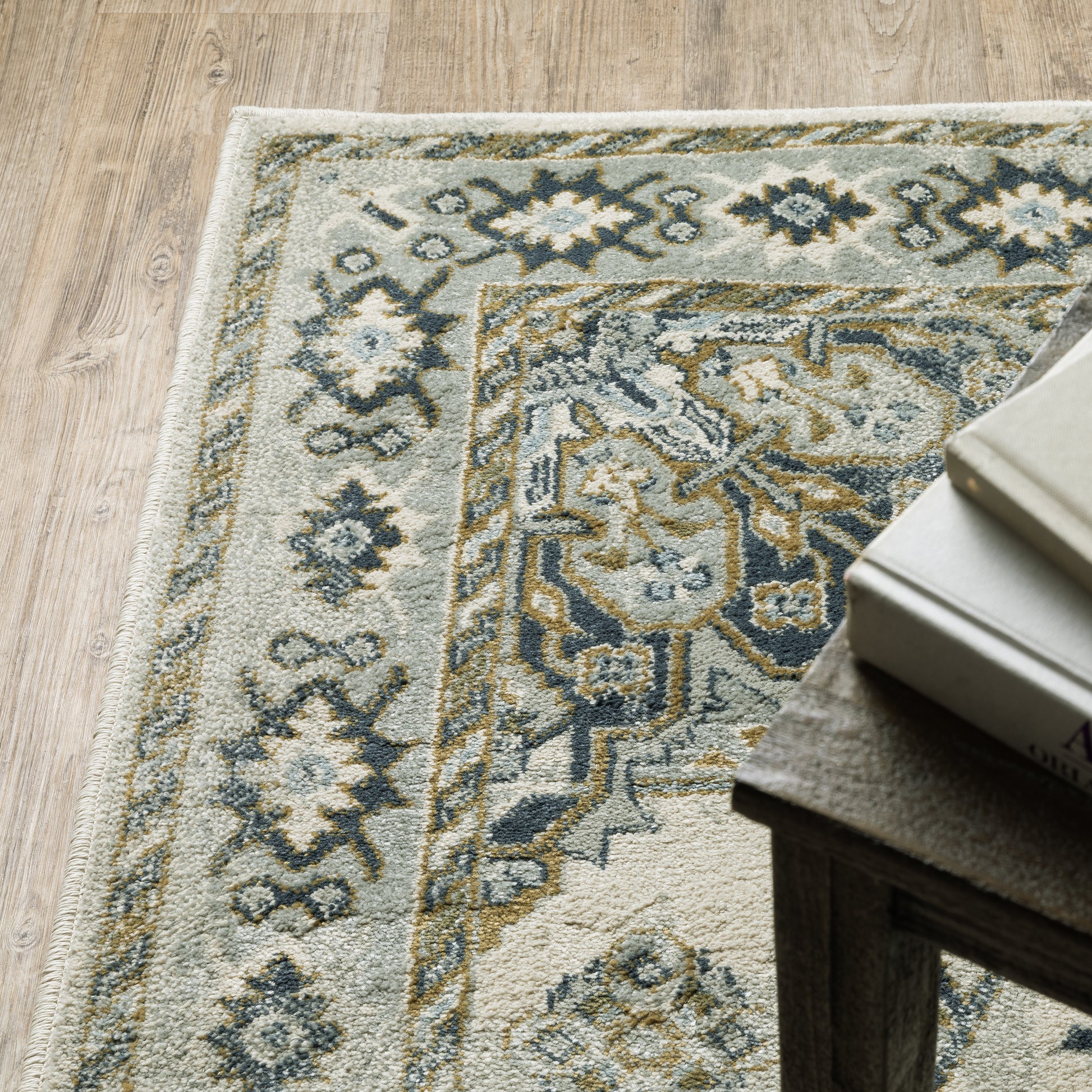 Branson Medallion Ivory/ Blue Oriental Cut Pile Rug