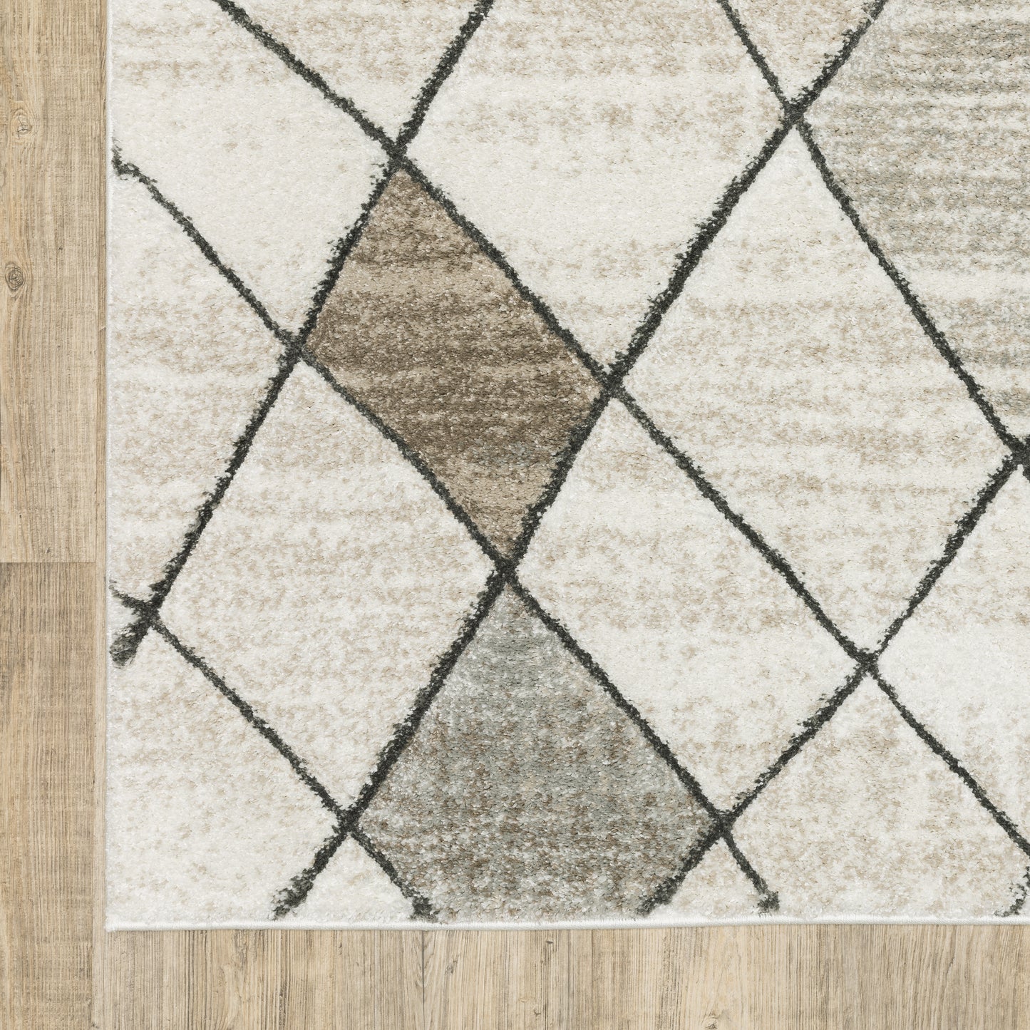 Cambria Lattice Beige/ Grey Distressed Cut Pile Rug
