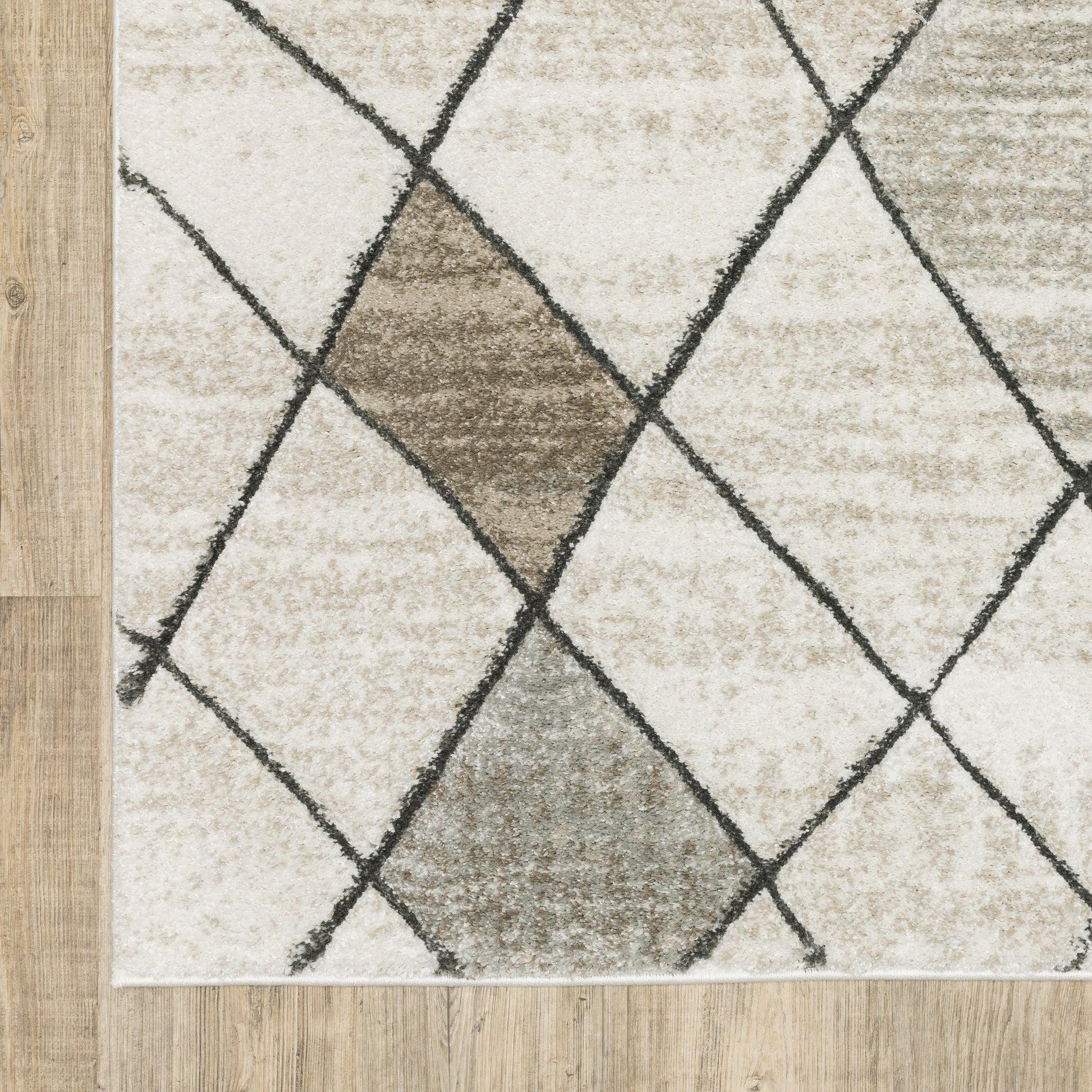 Cambria Lattice Beige/ Grey Distressed Cut Pile Rug
